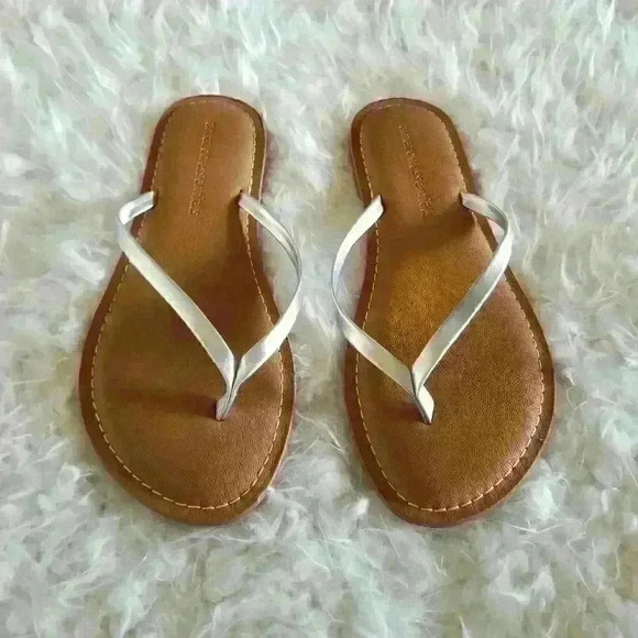 Essentials Women's Thong Sandal - Picture 3 of 5